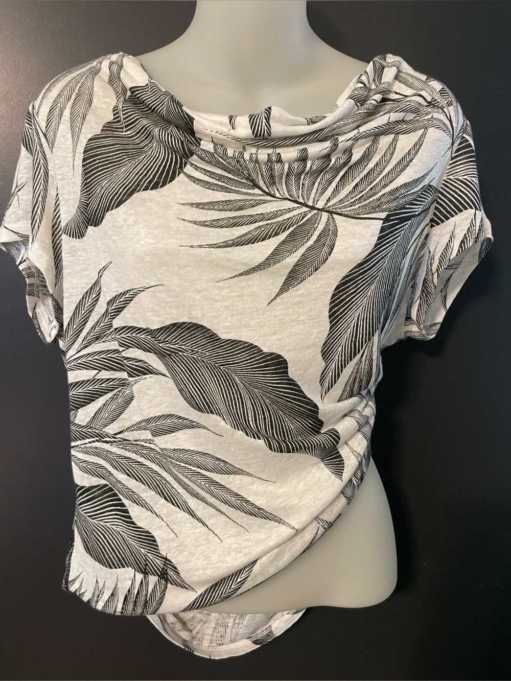 Tahari 100% Linen Tropical Leaf Print Cowl Neck Top Black White Relaxed Fit - Picture 2 of 7